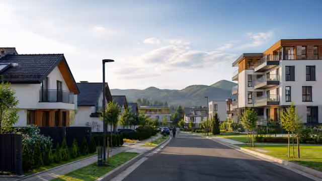 Ansamblu rezidențial modern cu drumuri de acces și infrastructură finalizată